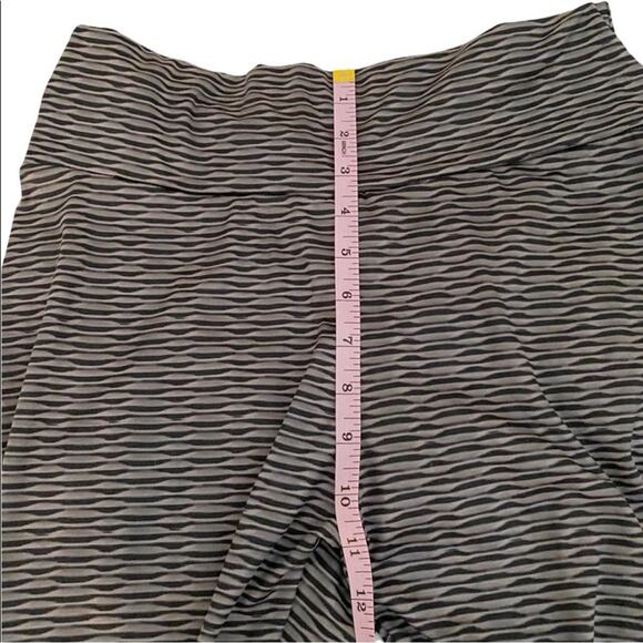 Gray & Black Stripe Print Brazilian Style Scrunch Bottom Lifting Leggings, XL - Picture 8 of 11